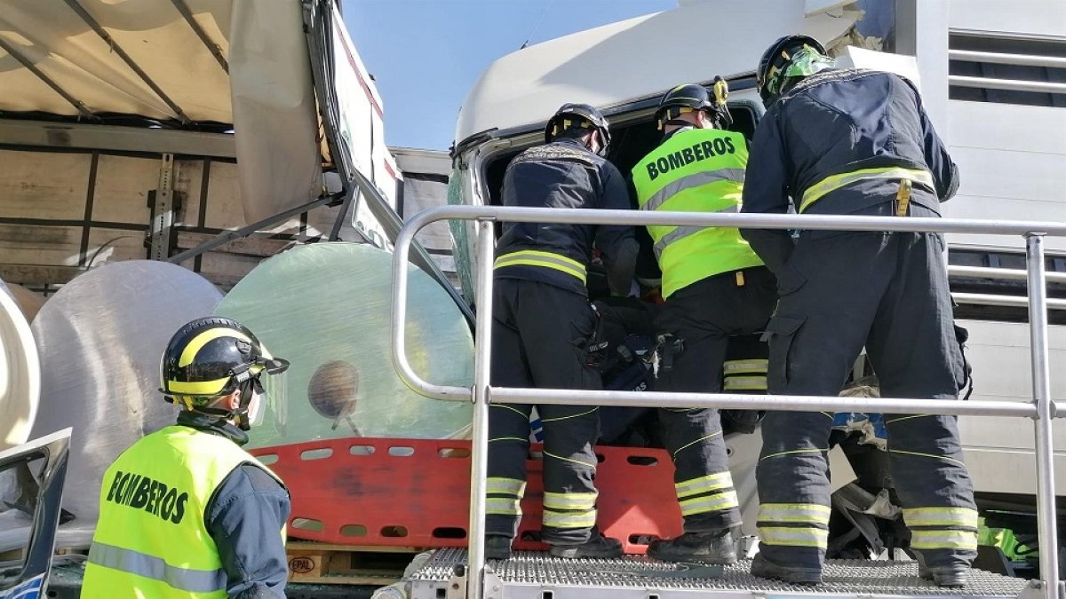 Imágenes tras el accidente entre los dos camiones. - 112 CYL