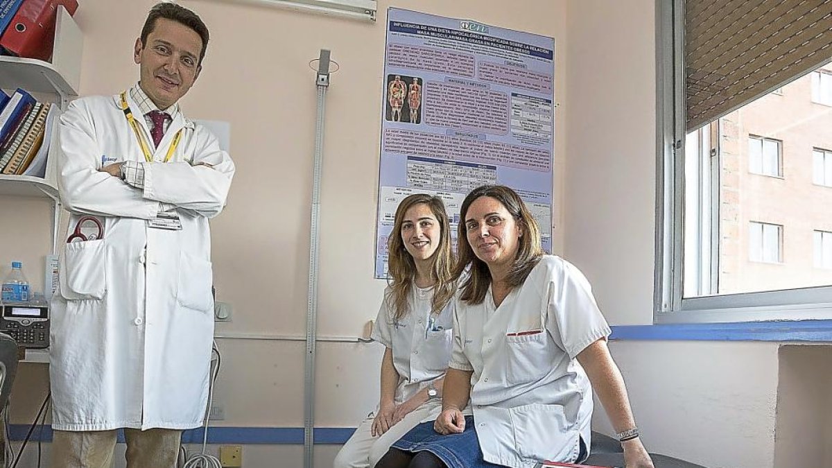 Daniel de Luis, responsable del proyecto, con las dietistas Beatriz de la Fuente y Olatz Izaola en el Hospital Clínico de Valladolid.-PHOTOGENIC