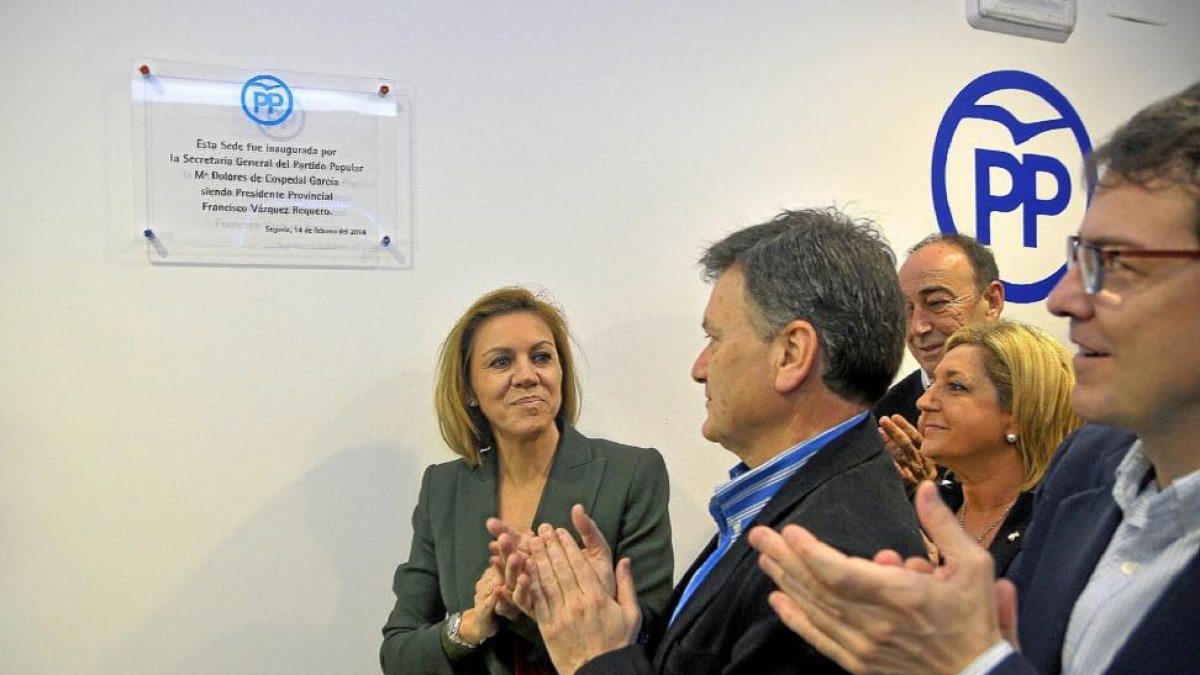 La secretaria general del PP, con Vázquez y Mañueco, durante la inauguración de la nueva sede.-ICAL