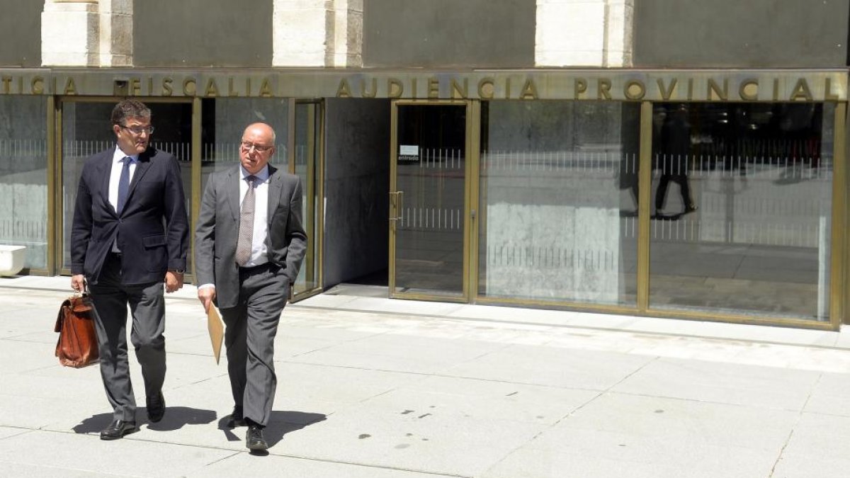 El procurador del PP Alfonso Centeno (D) acudió a declar junto a su abogado ante la Sala Civil-Penal del Tribunal Superior de Justicia de Castilla y León-ICAL