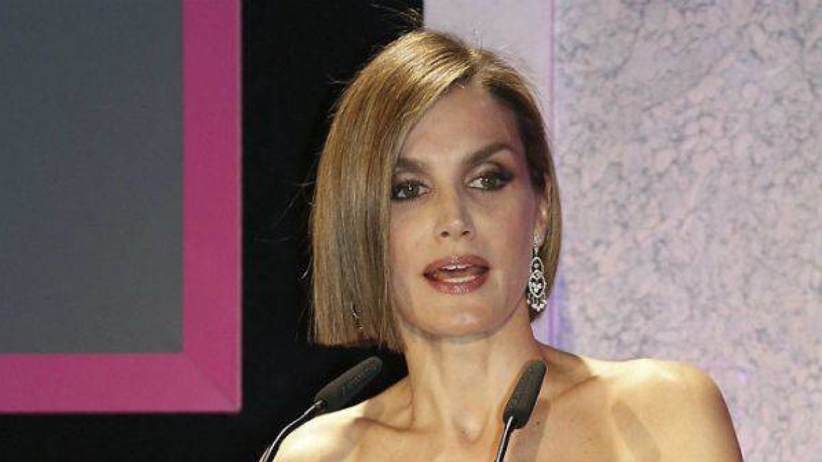 Letizia luce cambio de 'look' en la entrega de los Premios Woman.-Foto: EFE