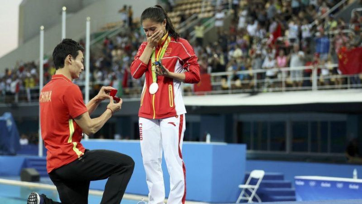 La china He Zi acepta la petición de matrimonio de su novio tras ganar plata.-STEFAN WERMUTH