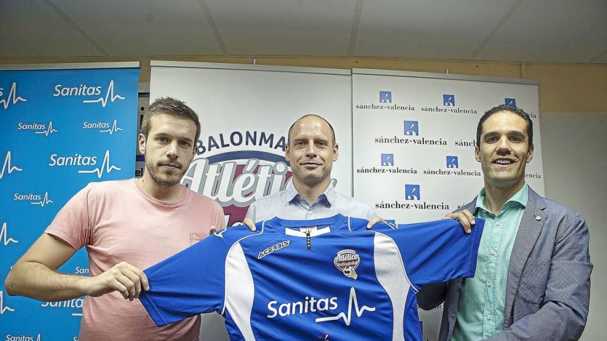 Nacho González, Diego Camino y el presidente Mario Arranz posan con la camiseta en la presentación del lunes.-José C. Castillo