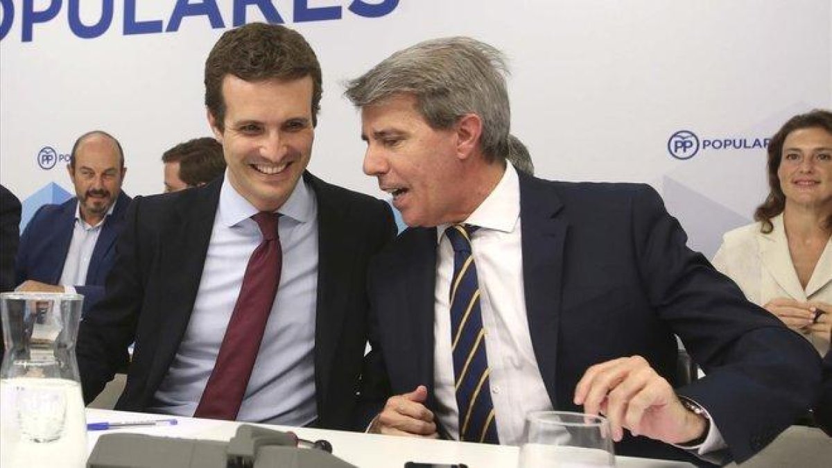 El presidente del Partido Popular, Pablo Casado, con Ángel Garrido durante una reunión de la ejecutiva del PP madrileño celebrada el 30 de julio de 2018.-DAVID CASTRO