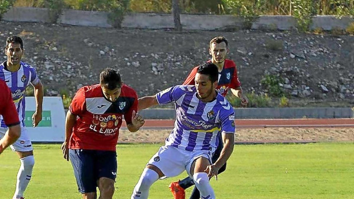 Anuar, posible titular esta tarde, durante un amistoso contra El Ejido.-EL MUNDO