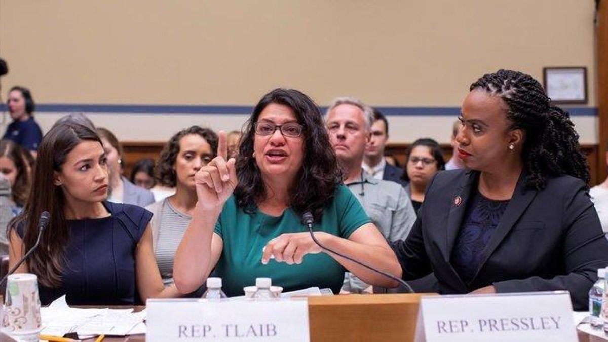 Alexandria Ocasio-Cortez (izquierda) y Ayanna Pressley (derecha) consuelan a Rashida Tlaib durante una audiencia del Comité de Supervisión y Reforma de la Cámara de Representantes.-ERIK S. LESSER (EFE)