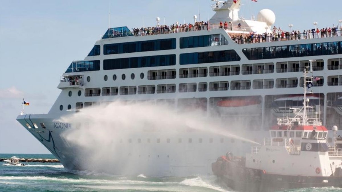 El 'Adonia' deja el puerto de Miami, este domingo, en su viaje inaugural de siete días a Cuba.-EFE / GASTON DE CARDENAS