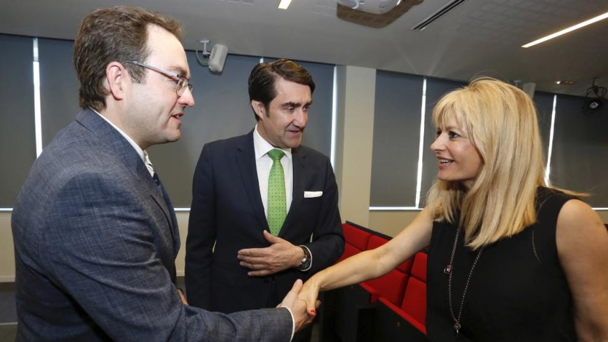El consejero de Fomento y Medio Ambiente, Juan Carlos Suárez-Quiñones junto a la magistrada Maria Luisa Roldán y el gerente de Innovación del Incibe, Félix Barrio.-ICAL