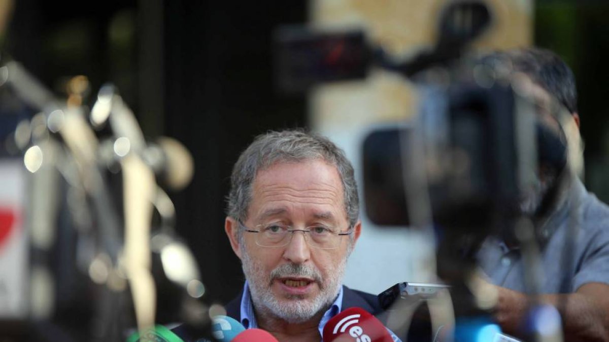 El teniente de alcalde y concejal de Urbanismo del Ayuntamiento de Valladolid, Manuel Saravia, atiende a los medios tras reunirse con la consejera de Economía y Hacienda, Pilar del Olmo-Ical