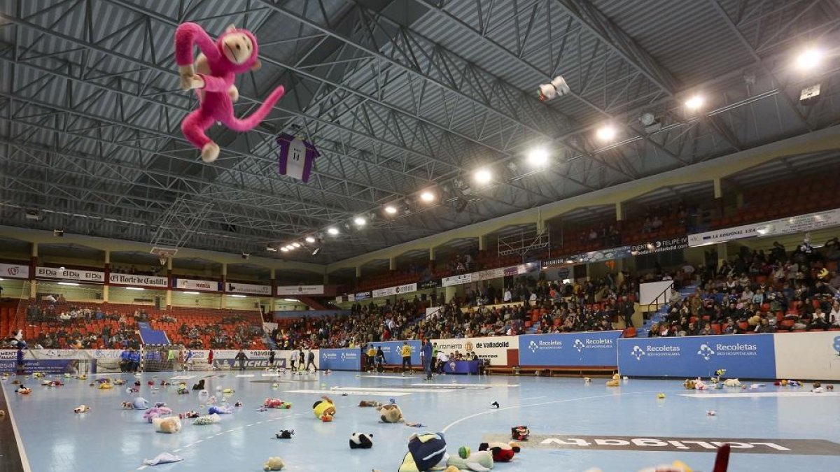Imaegn de un moembto del lanzamiento masivo de peluches al campo ayer.-
