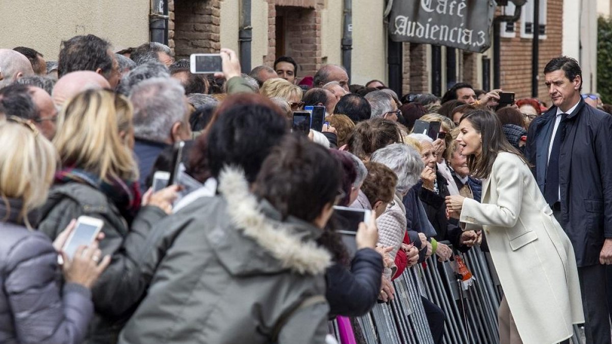 La reina Doña Letizia lució un elegante abrigo blanco con una blusa del mismo color.-S. OTERO