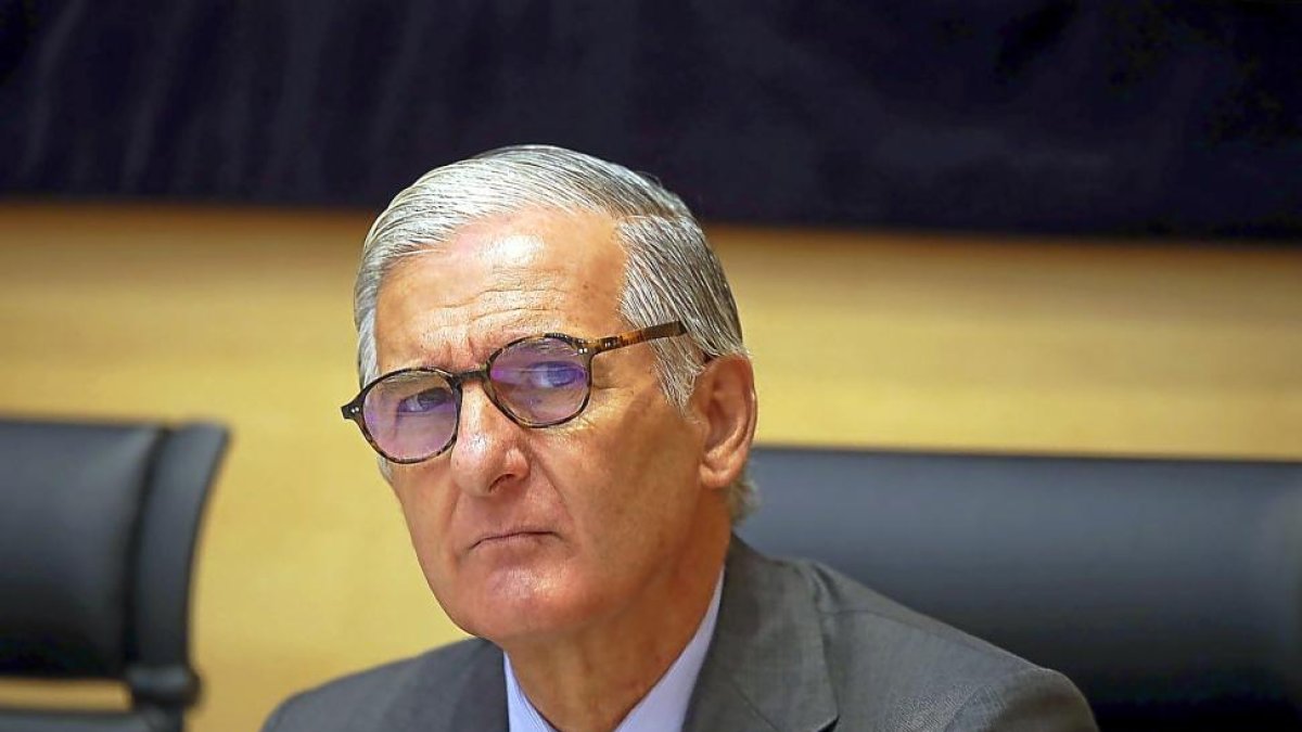 El catedrático Alberto Ureba, en la comisión.-ICAL