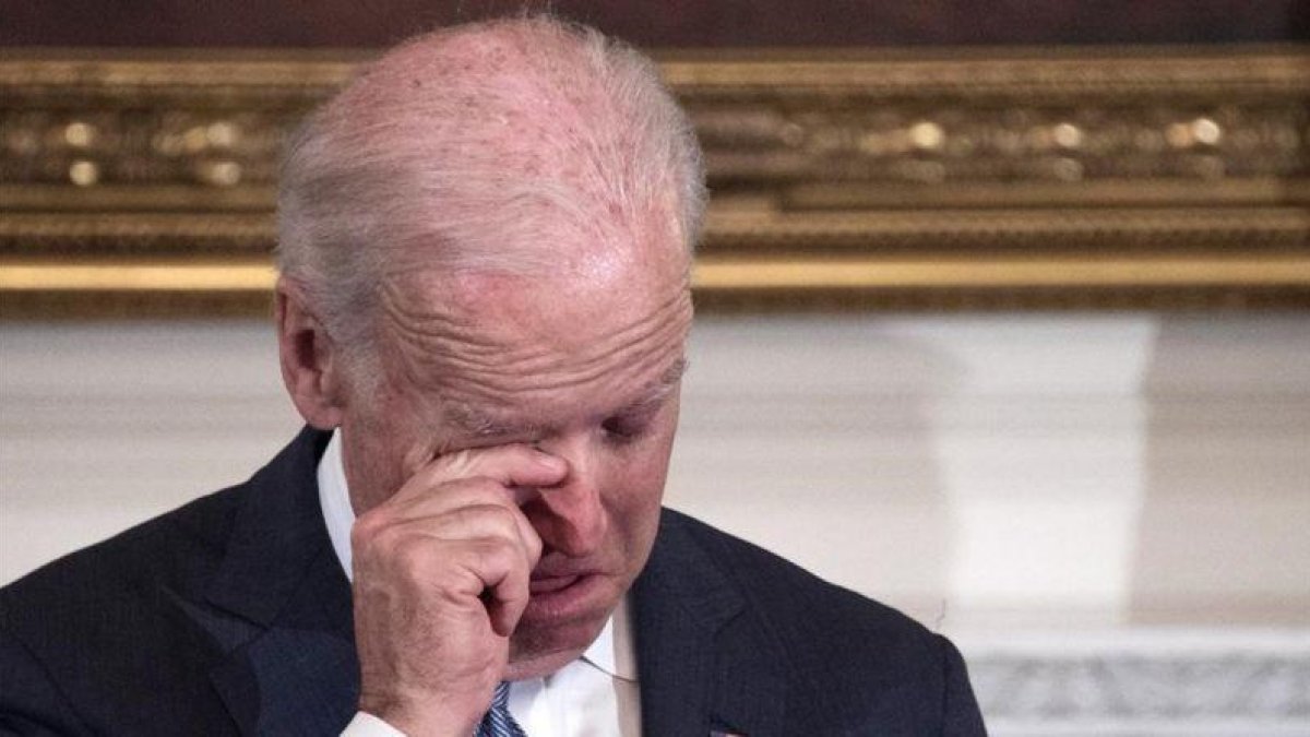 El vicepresidente Joe Biden, emocionado al recibir la condecoración de la mano de Obama.-AFP/ NICHOLAS KAMM