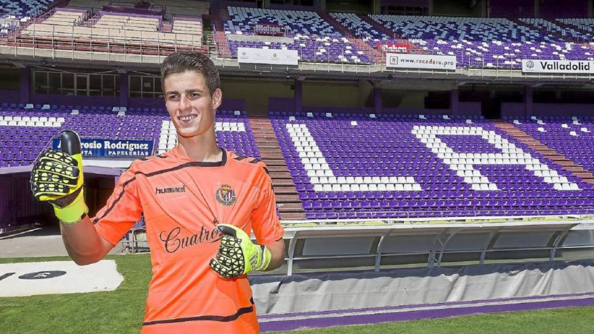Kepa Arrizabalaga posa sobre el césped de Zorrilla antes de ser presentado.-Pablo Requejo
