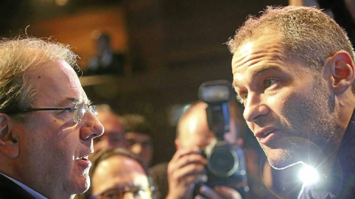 José Luis habla con Herrera tras su irrupción en el mitin de León el penúltimo día de campaña.-Ical