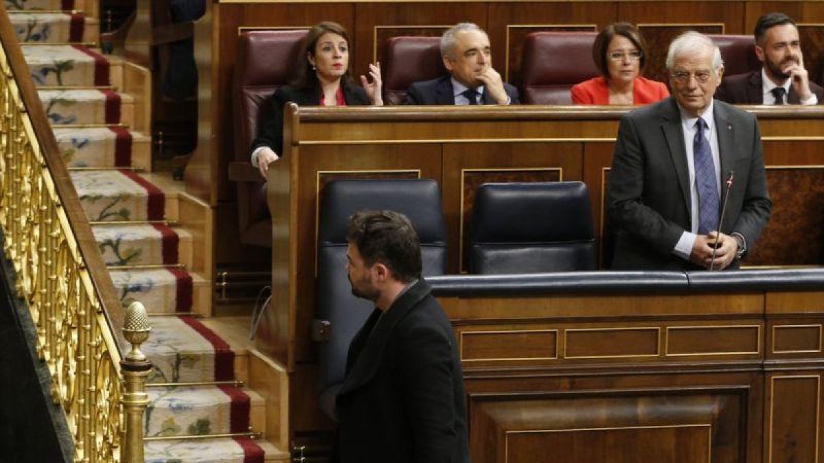 Rufián pasa ante Borrell tras ser expulsado del hemiciclo por Ana Pastor el pasado 21 de noviembre.-JAVIER LIZÓN (EFE)