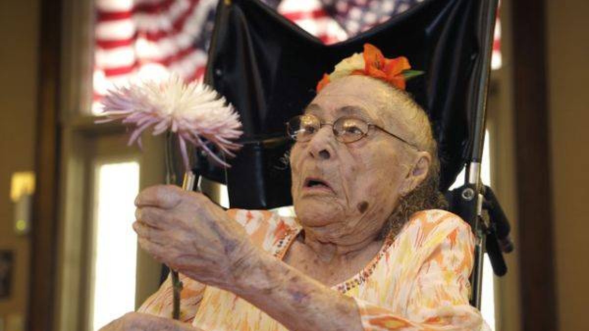 Una imagen de Gertrude Weaver, hasta ahora la persona más anciana del mundo, el año pasado, el 3 de julio, en la celebración de su 116 cumpleaños.-Foto: AP