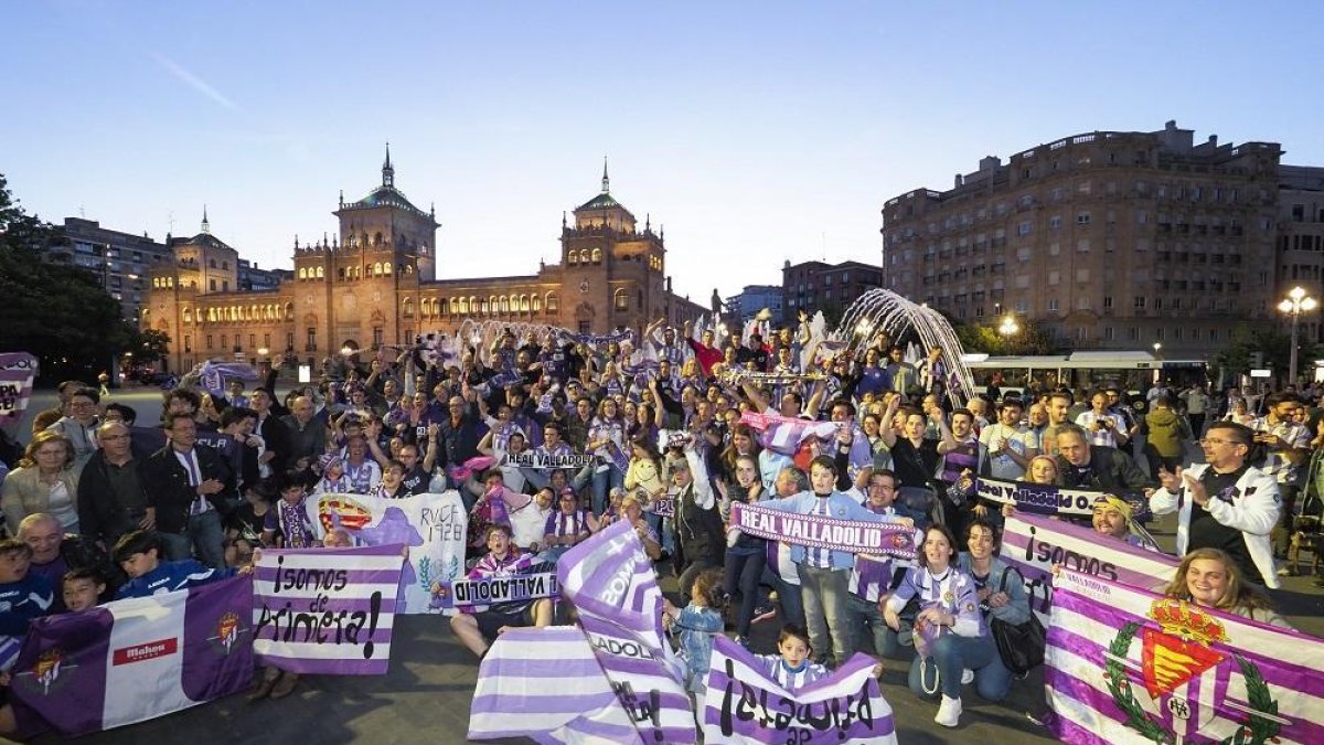 Los aficionados del Real Valladolid celebran la permanencia, anoche, junto a la fuente de la Plaza Zorrilla.-MIGUEL ÁNGEL SANTOS