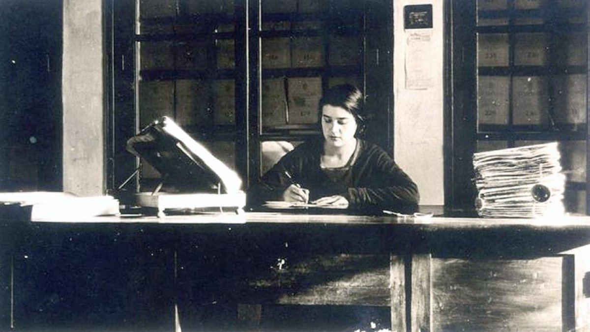 La joven María Moliner trabajando en una mesa del Archivo General de Simancas.-ARCHIVO DE SIMANCAS