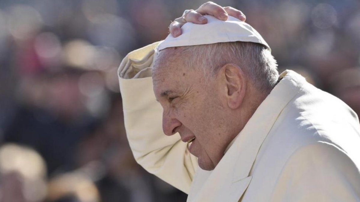 Francisco llega a la plaza de San Pedro del Vaticano para presidir la audiencia general de los miércoles, esta mañana.-EFE / GIORGIO ONORATI