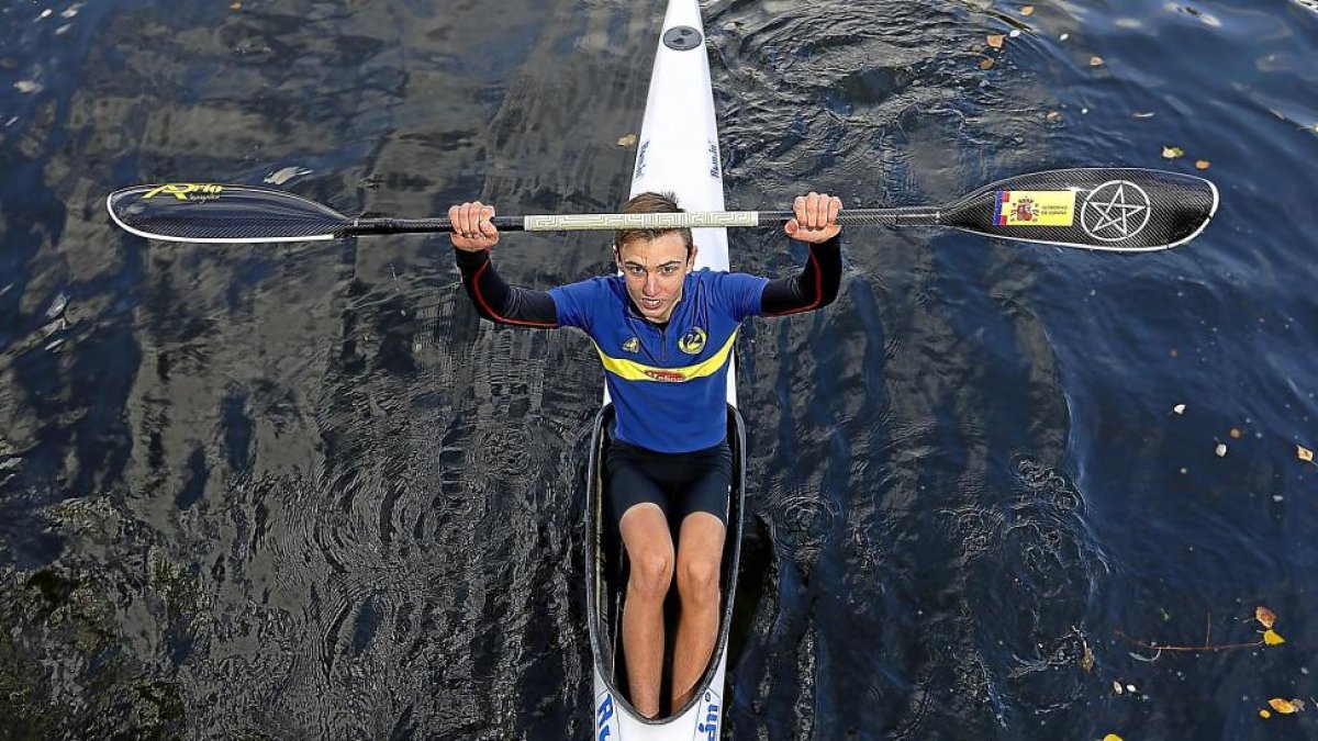 El vallisoletano Marcos Caballero posa en su kayak en el embarcadero de Tenerías, sede del Club Cisne.-J. M. LOSTAU