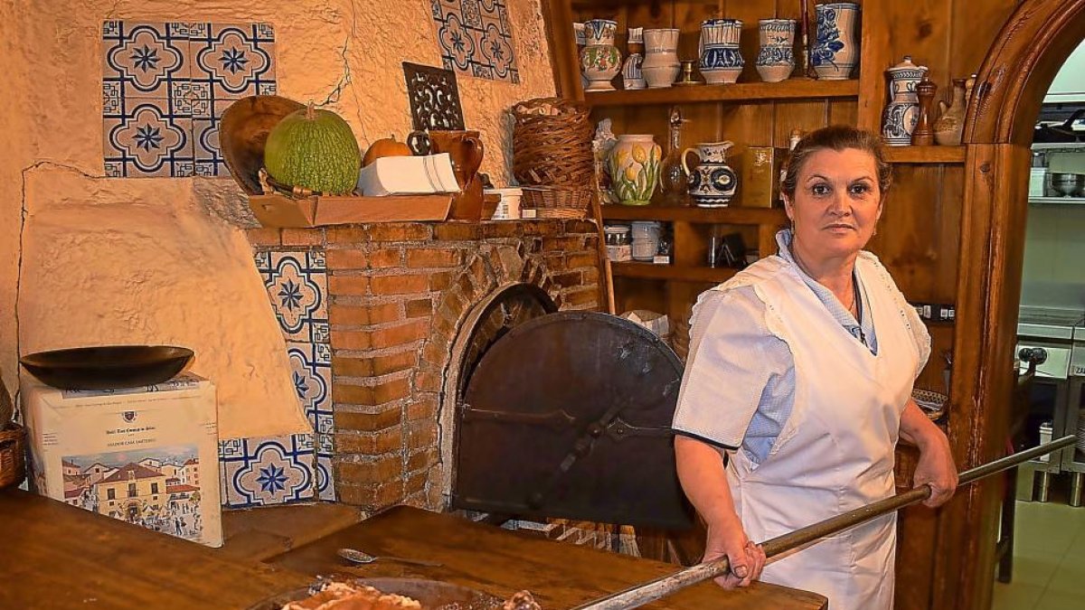 Isabel Alameda, con un cuarto de lechazo asado, uno de los platos más representativos de la casa.-ARGI