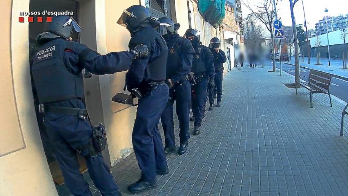 Los Mossos d’ Esquadra, en el registro a una vivienda de los estafadores.-E. M.