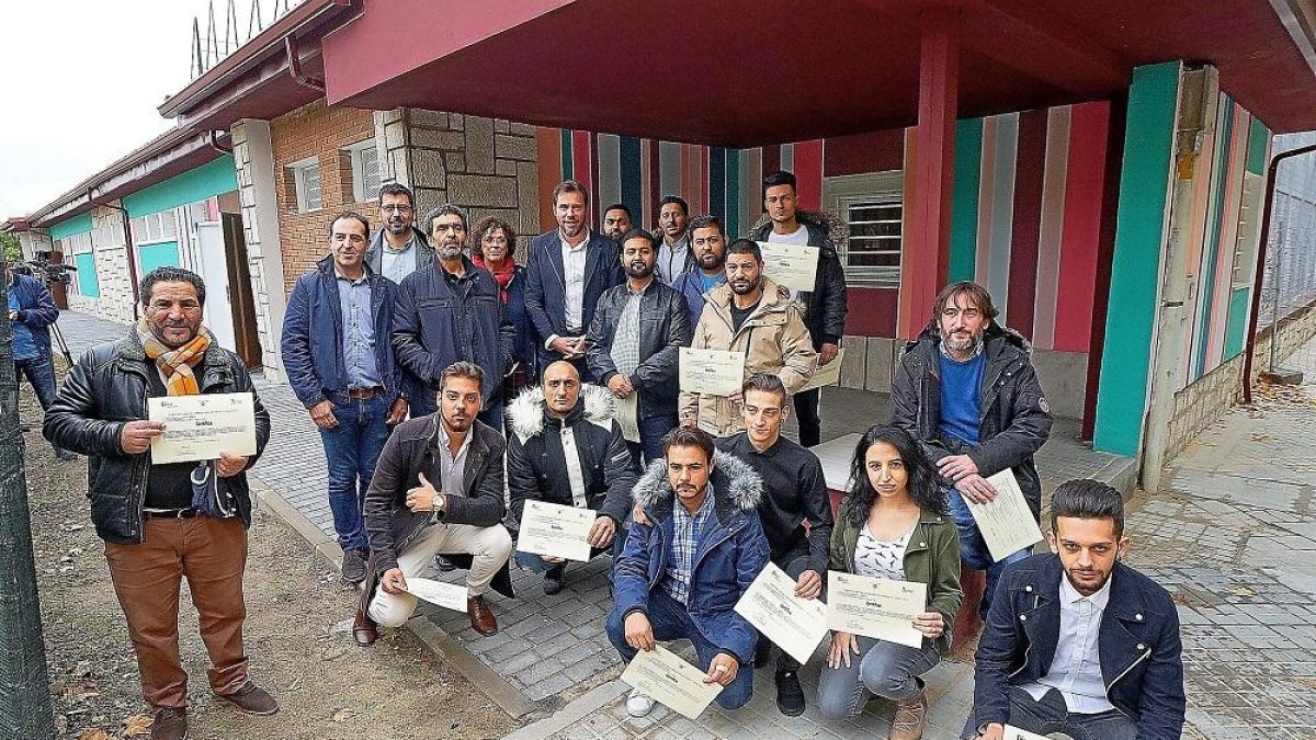 El alcalde con los alumnos participantes en el programa de empleo.-E.M.