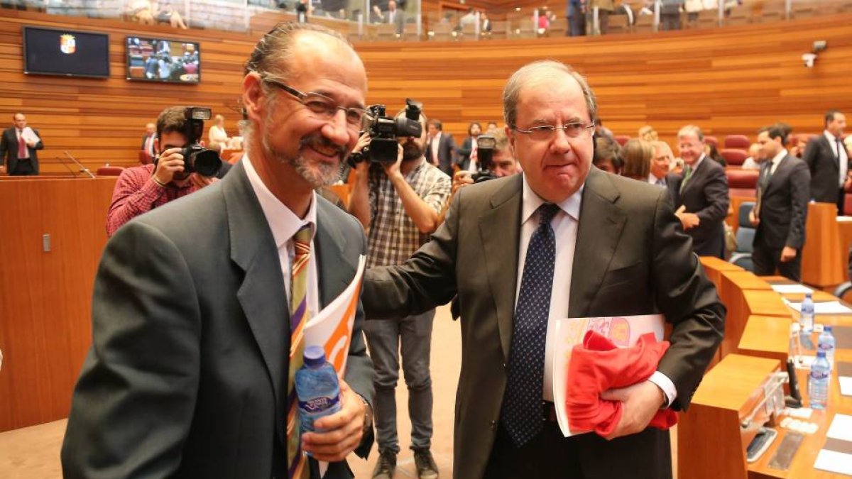 Debate de investidura del candidato a la Junta de Castilla y León con las intervenciones de Juan Vicente Herrera. En la imagen saluda al portavoz de C's Luis Fuentes-ICAL