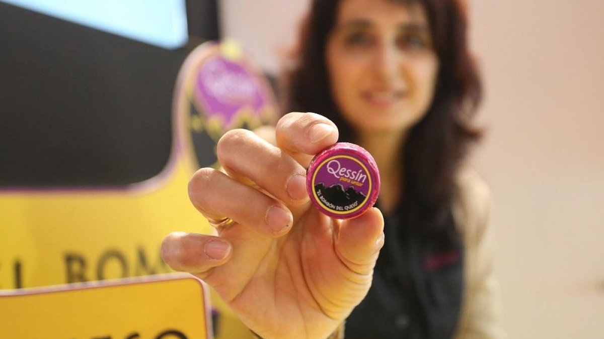 Lupe Fernández, de la empresa quesera, muestra uno de productos que comercializan desde 2012.-ICAL