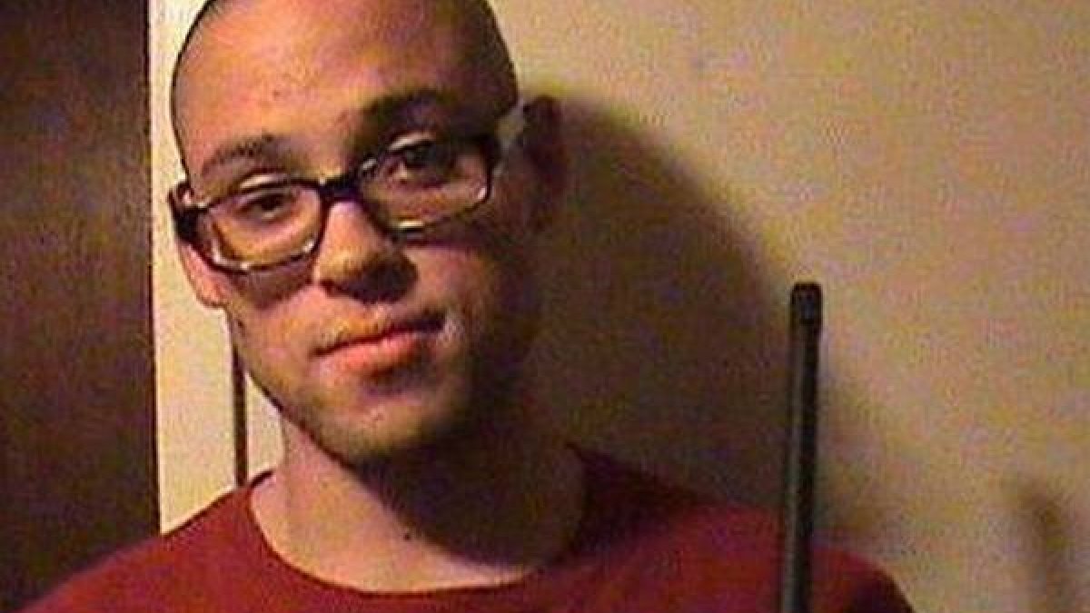 Chris Harper Mercer posa con un rifle, en una imagen colgada en su perfil de Facebook.-
