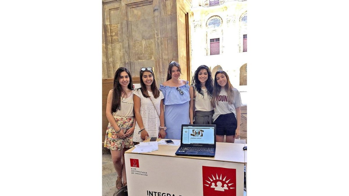Integrantes del equipo en las instalaciones de la Universidad Pontificia de Salamanca.-EL MUNDO