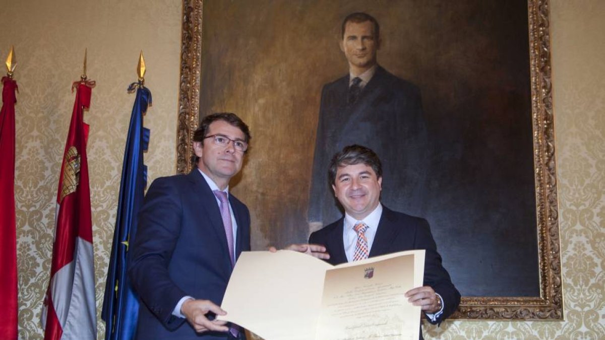 El alcalde de Salamanca, Alfonso Fernández Mañueco, recibe a una delegación de Valdivia, Chile, y nombra Huésped Distinguido a su homólogo Omar Sabat-Ical