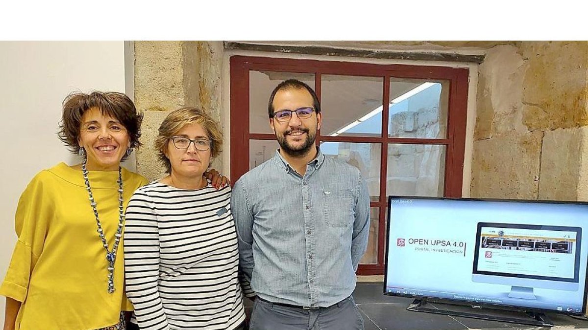 Ana María Fermoso, María Isabel Manzano y Juan Blanco en las instalaciones de la Universidad Pontificia de Salamanca.-EL MUNDO