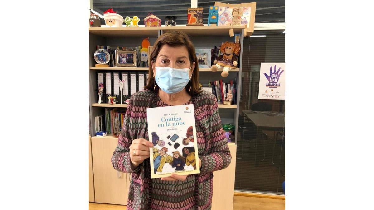La concejala de Educación, María Victoria Soto, con un ejemplar de la novela juvenil ilustrada 'Contigo en la nube' que ha editado el Ayuntamiento de Valladolid.- ICAL