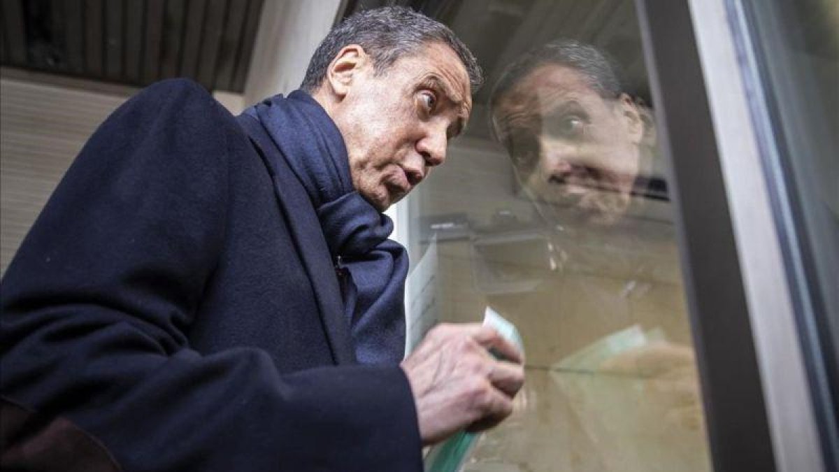 Eduardo Zaplana, este lunes, en los juzgados de València, donde ha acudido a firmar para cumplir con la medida preventiva que le impuso la jueza.-MIGUEL LORENZO