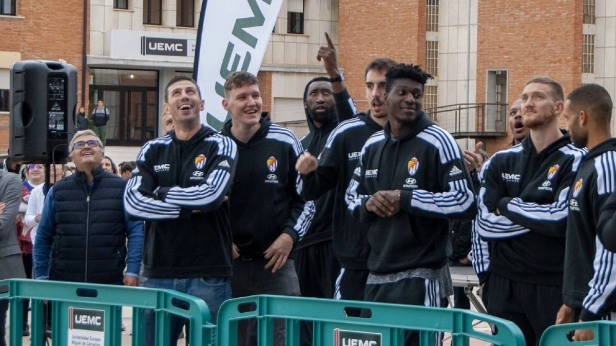 Paco García junto a sus jugadores del Real Valladolid Baloncesto en su presentación en la UEMC. / RVB