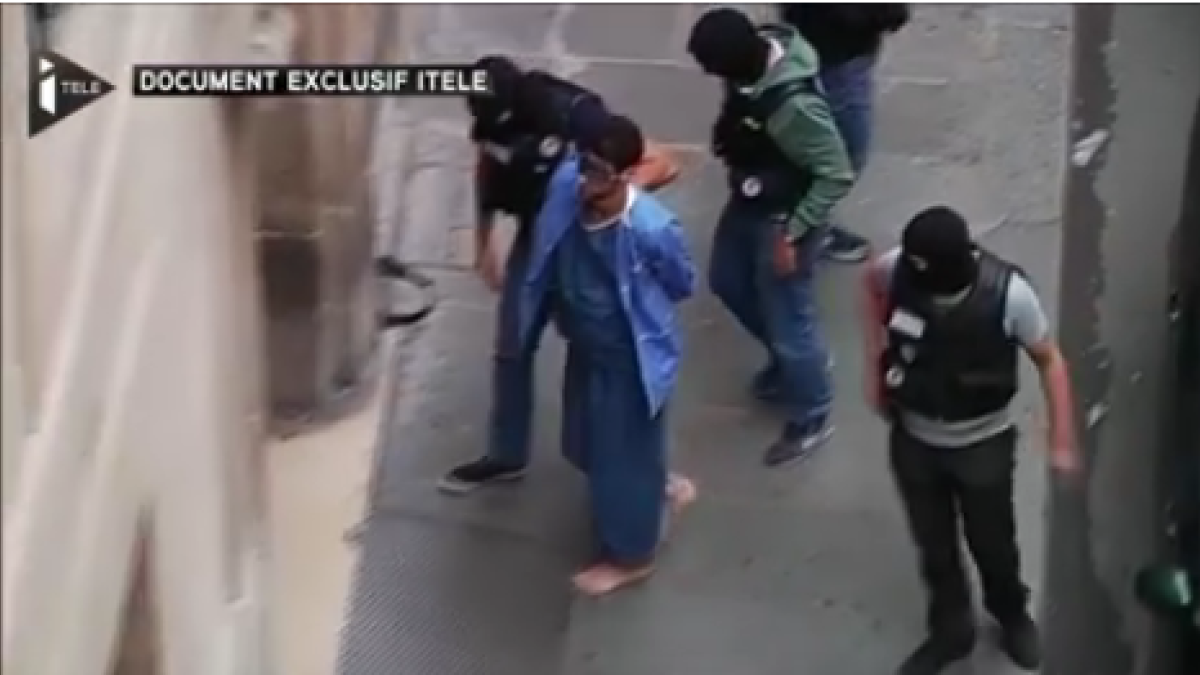 Ayoub El Khazzani, a su llegada, descalzo y con los ojos tapados, al palacio de justicia de París.-Foto: YOUTUBE