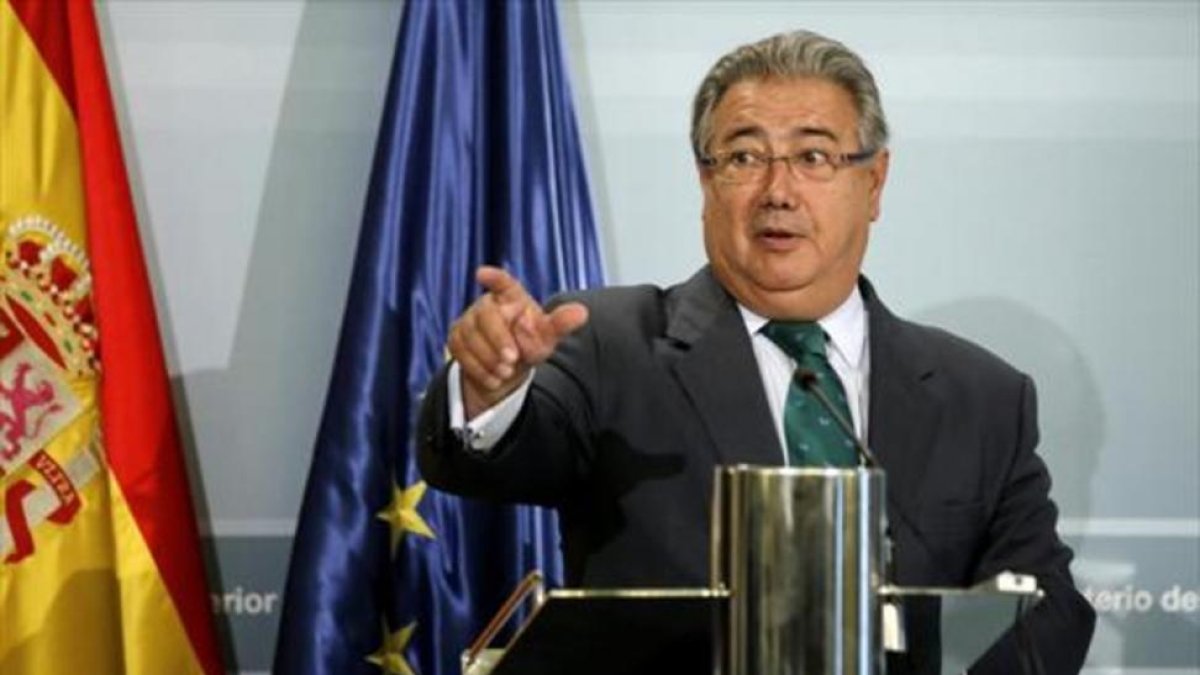 El ministro del Interior, Juan Ignacio Zoido, tras la reunión para analizar la colaboración de los gobiernos locales en la lucha contra el terrorismo, ayer.-JOSÉ LUIS ROCA