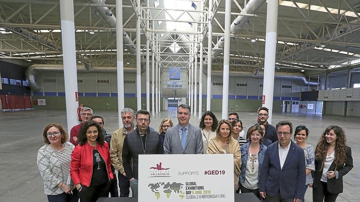 El director de la Feria de Vallaolid, Alberto Alonso, posa junto a los trabajadores en el día Internacional de las Ferias.-ICAL