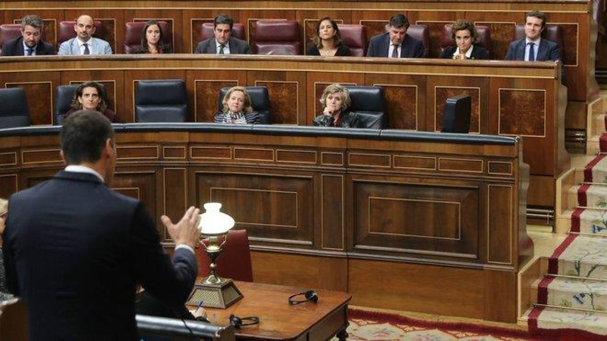 Intervención de Sánchez con Casado al fondo, ayer.-