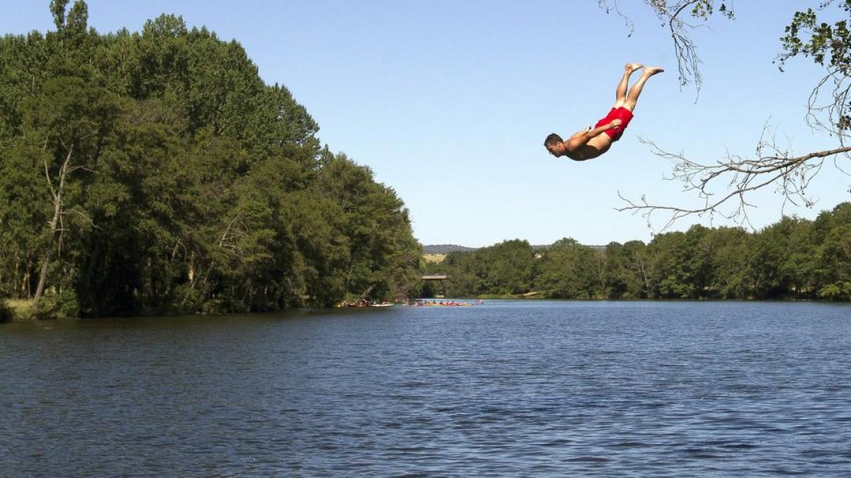 Dos bañistas en el río Águeda en Ciudad Rodrigo-ICAL