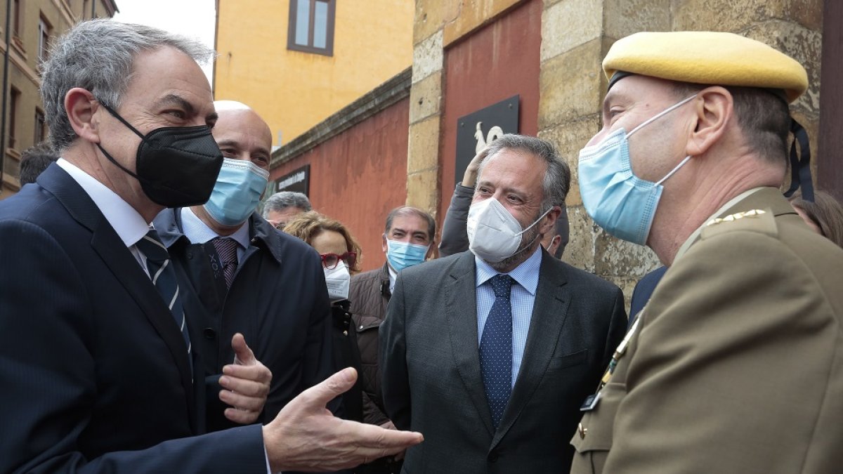 El ex presidente del Gobierno, José Luis Rodríguez Zapatero, conversa con el teniente general Jefe de la UME, Luis Manuel Martínez Meijide, ante la presencia del alcalde de León, Antonio Diez, y el presidente de las Cortes, Carlos Pollán.- ICAL