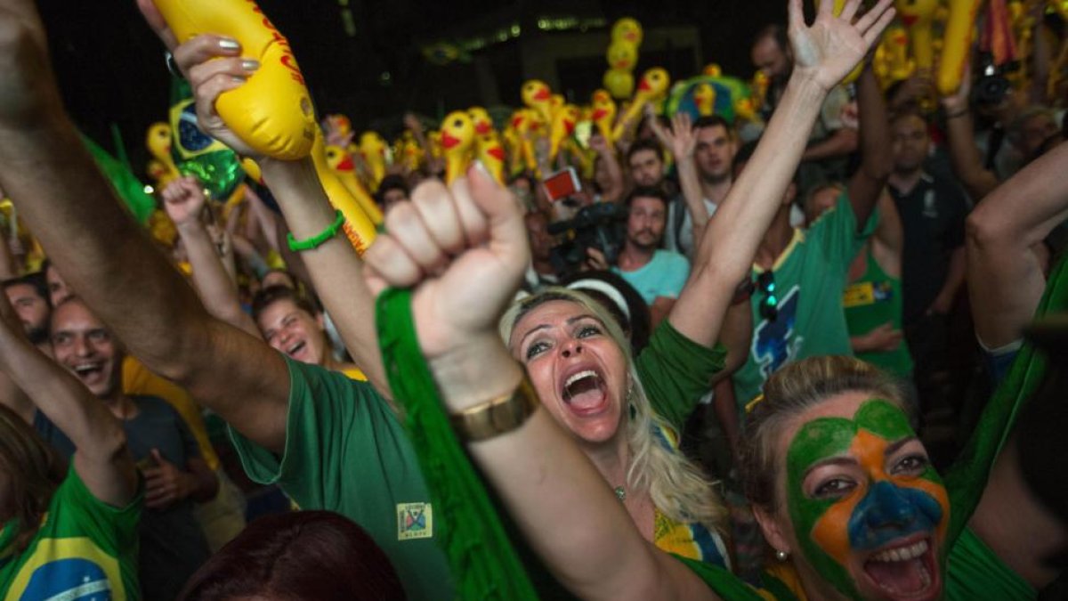 Detractores de Rousseff celebran en la calle el resultado de la votación en la Cámara de los Diputados, en Sao Paulo.-EFE / SEBASTIAO MOREIRA