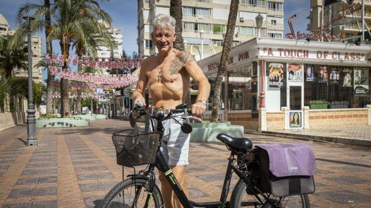 Steve, inglés residente en España desde hace siete años y camarero en el bar de un hotel de Benidorm.-MIGUEL LORENZO