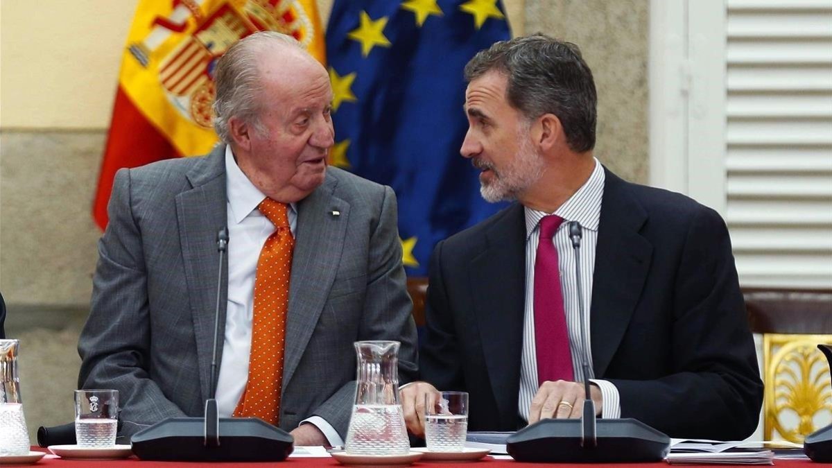 El rey emérito Juan Carlos I, junto a su hijo, el rey Felipe VI, el pasado día 14.-EFE
