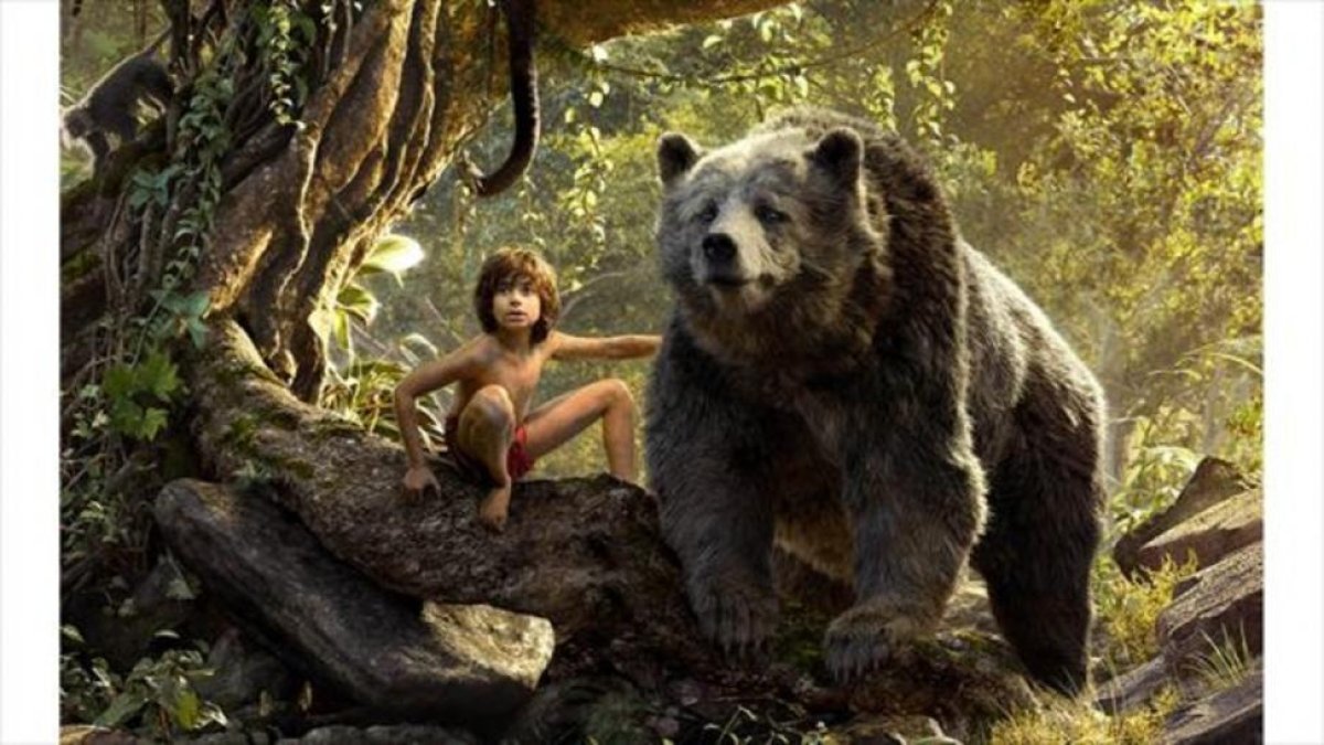 Mowgli y Baloo, en un fotograma de 'El libro de la selva', de Jon Favreau: una estética que se utilizará en el 'remake' de 'El rey león'.-