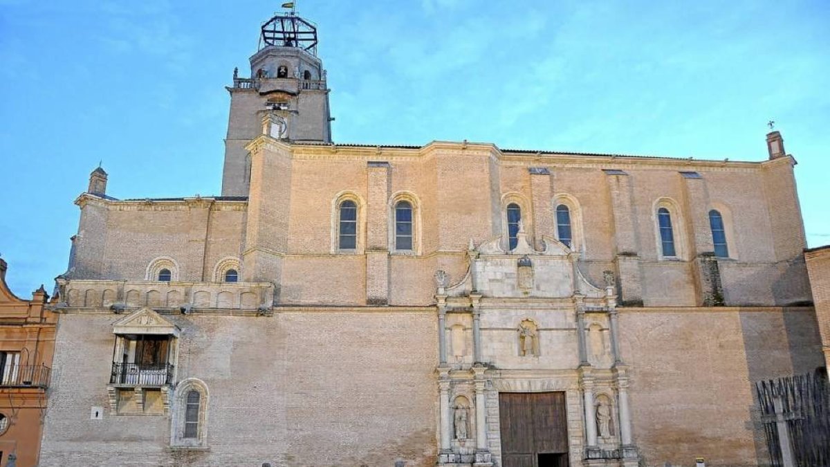 Un grupo de visitantes, a la entrada de la Colegiata de San Antolín de Medina del Campo.-Santiago