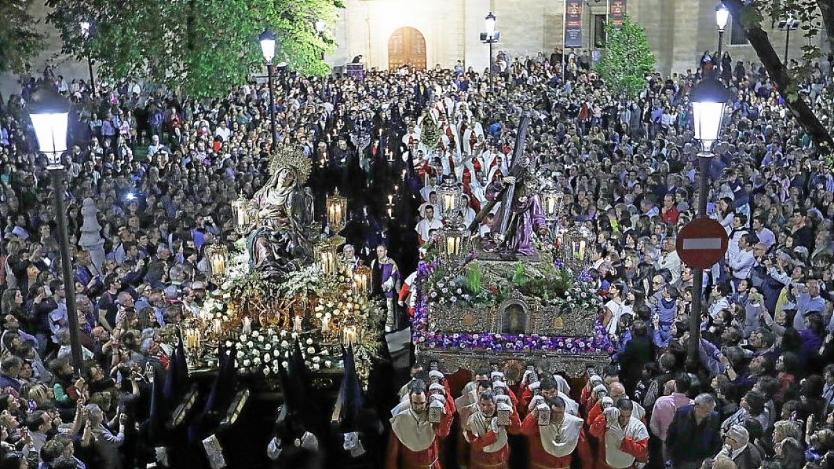 Momento del encuentro de la Virgen y Jesús camino del Calvario.-J.M.LOSTAU
