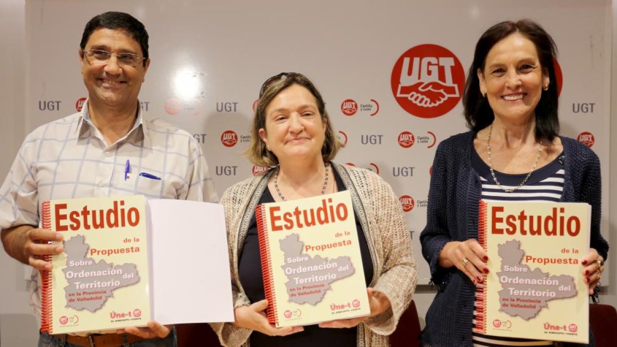 La secretaria general de la Federación de Servicios Públicos de Castilla y León, Carmen Amez (C), presenta un trabajo realizado por delegados sindicales de la provincia de Valladolid sobre la problemática surgida por la reordenación del territorio.-ICAL